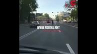 تصادف وحشتناک یک موتورسوار هنگام تک چرخ زدن در جاده شلوغ + فیلم 