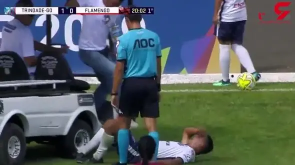 اشتباه وحشتناک تیم پزشکی در زمین فوتبال!+ فیلم