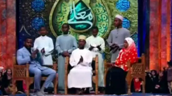 اسامی این پسران جوان روح الله خمینی ، سیدعلی خامنه ای ، حسین بهشتی ومرتضی مطهری است + فیلم ملاقات با رهبر انقلاب همراه پدرشان