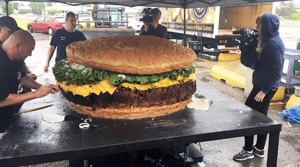 پخت بزرگترین همبرگر دنیا با هزینه ای سرسام آور +عکس 