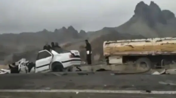 فیلم تصادف وحشتناک و مرگبار کامیون با پژو در ایرانشهر / پژو پارس متلاشی شد