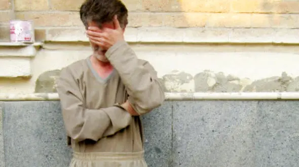 حمله مسلحانه به اتاق جوان ایرانی در یونان / شهرام در تهران اعتراف کرد + عکس