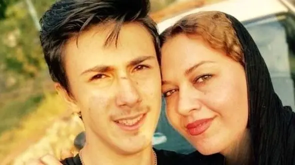 فیلم / گیتی قاسمی : بعد از جدایی در تهران جایی نداشتم بمونم ... / شب ها توی نمازخونه فرودگاه میخوابیدم تا فرداش بتونم پسرمو ببینم/ مادر است دیگر ...