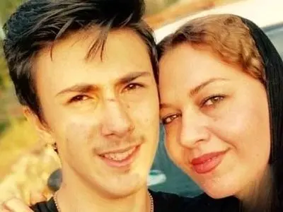 فیلم / گیتی قاسمی : بعد از جدایی در تهران جایی نداشتم بمونم ... / شب ها توی نمازخونه فرودگاه میخوابیدم تا فرداش بتونم پسرمو ببینم/ مادر است دیگر ...