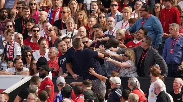 بزن بزن در اولدترافورد!