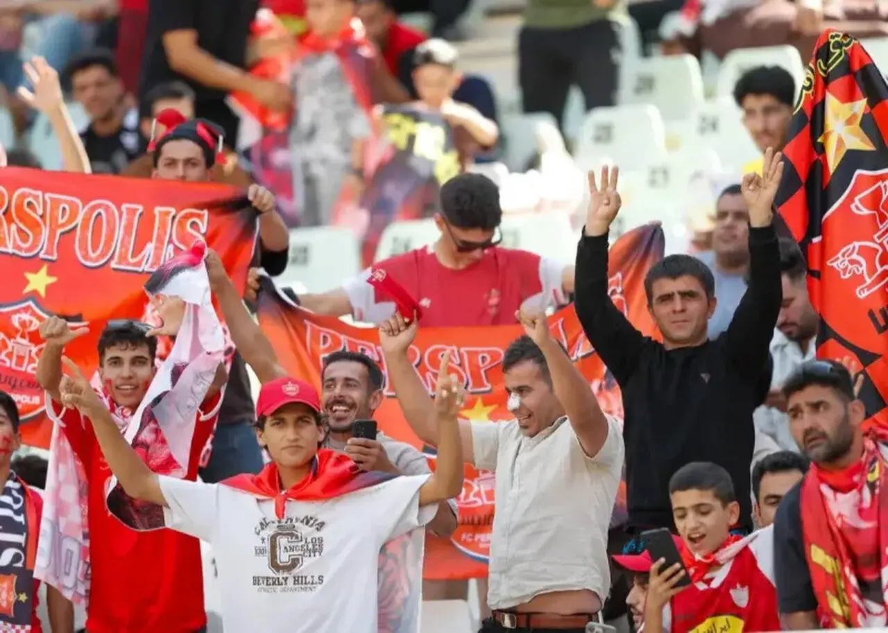 تصاویر جذاب هواداران دربی در ورزشگاه نقش جهان