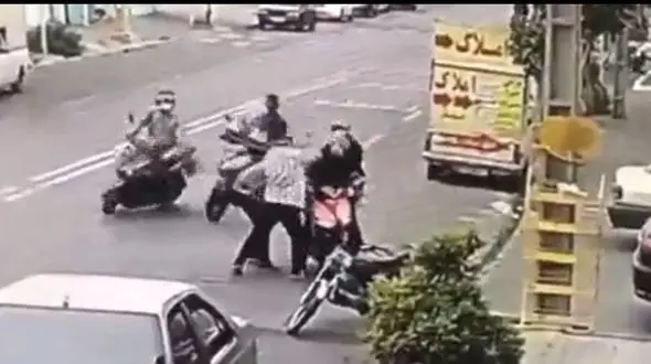فیلم وحشتناکترین زورگیری خیابانی در تهران !  / مردان بی رحم در دام پلیس !