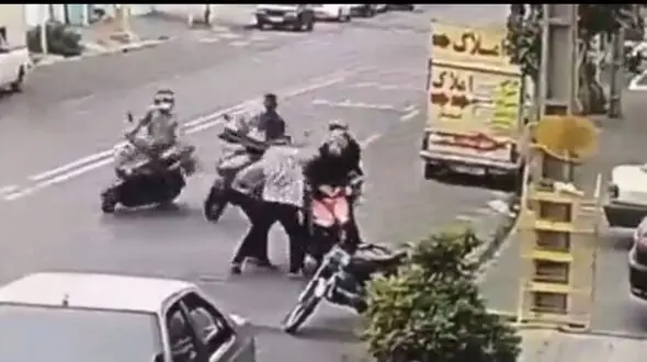 فیلم وحشتناکترین زورگیری خیابانی در تهران !  / مردان بی رحم در دام پلیس !