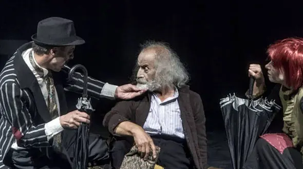 توقف اجرای یک نمایش به خاطر کلاه‌گیس زنانه + عکس