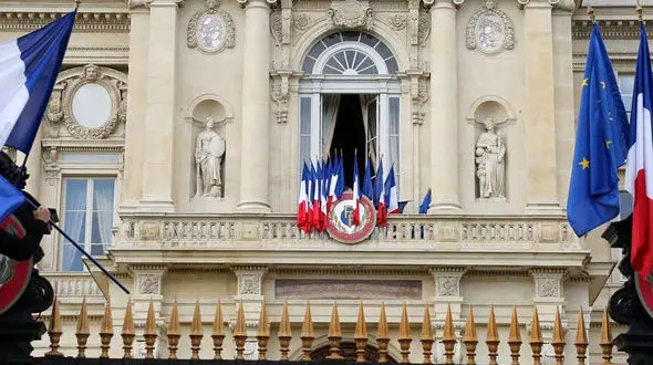 جمع‌‌آوری پوسترهای توهین‌آمیز در فرانسه در پی اعتراض ایران