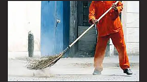 مرگ هولناک پاکبان زرندی / راننده او را ندید و زیر گرفت