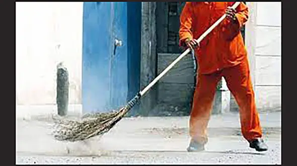 مرگ هولناک پاکبان زرندی / راننده او را ندید و زیر گرفت