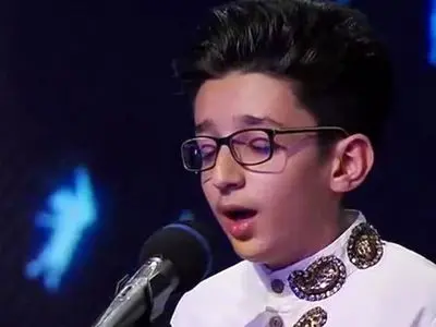 فیلم آواز خوانی پارسا خائف / آهنگ هفت آسمان انقدر لطیف خوند که انگار وسط بهشتی