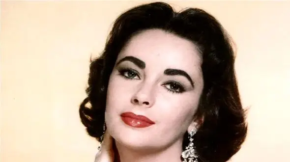 سفر به ایران قدیم سال 1354؛ عکس یادگاری الیزابت تیلور ستاره هالیوود در تخت جمشید