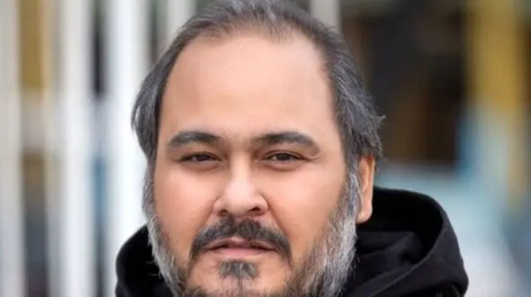 نگاهی به آشپزخانه ایرانی پسند خانه رضا داوودنژاد؛ از لوازم خانگی برند و چیدمان خاص تا رنگ کابینت‌ها و لوستر شیک/ سلیقه بیسته بیست+ عکس