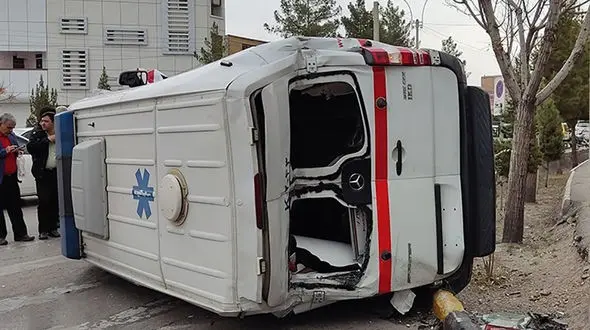 واژگونی آمبولانس حامل مسافر در اصفهان / یکی از پرسنل اورژانس دچار مصدومیت شد
