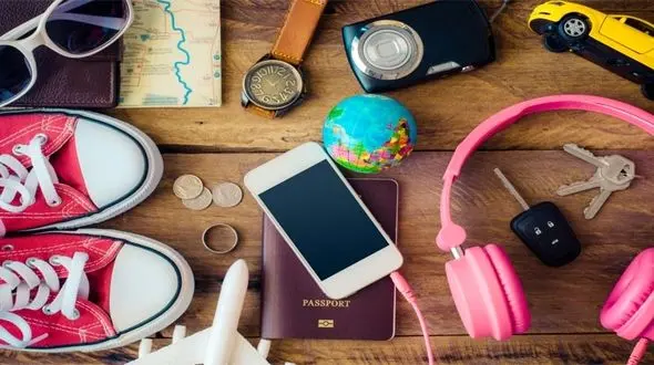 قبل از رفتن به سفر گوشی موبایل خود را با این 9 وسیله تجهیز کنید