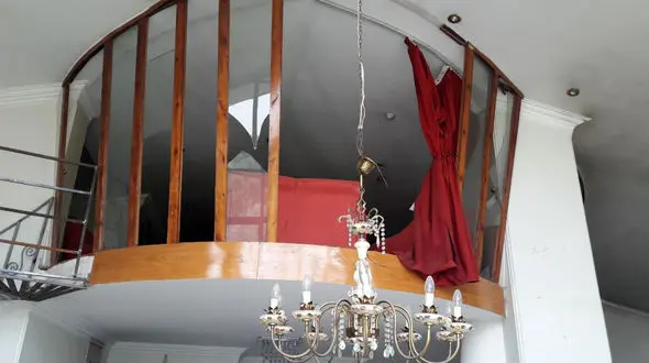 دلال ها در کمین خانه های آسیب دیده از جنگ 12 روزه/ فقط یک شیشه نصب کردند و رفتند، باقی پنجره ها رها شده است + عکس