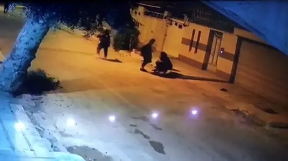 فیلم لحظه حمله وحشتناک به 3 دختر جوان در اهواز / بازداشت مهاجمان