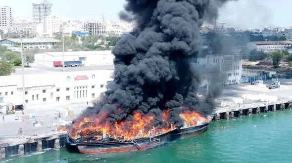 فوری / حریق هولناک در اسکله بهمن قشم + فیلم و عکس