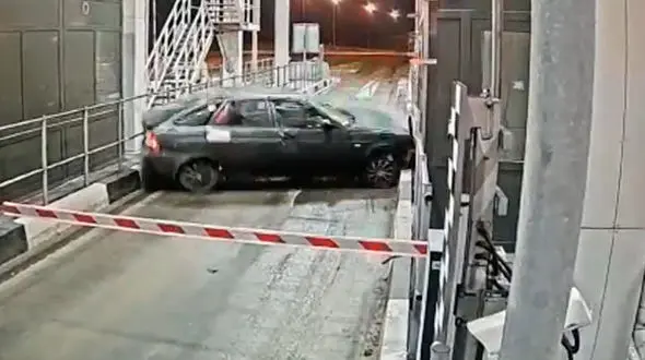 فیلم وحشتناک تصادف خودروی لوکس با کانکس های عوارضی / سرعت جنون آمیز را ببینید