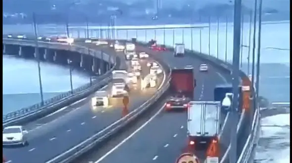 ببینید / واژگون شدن کامیون به دلیل بارش برف