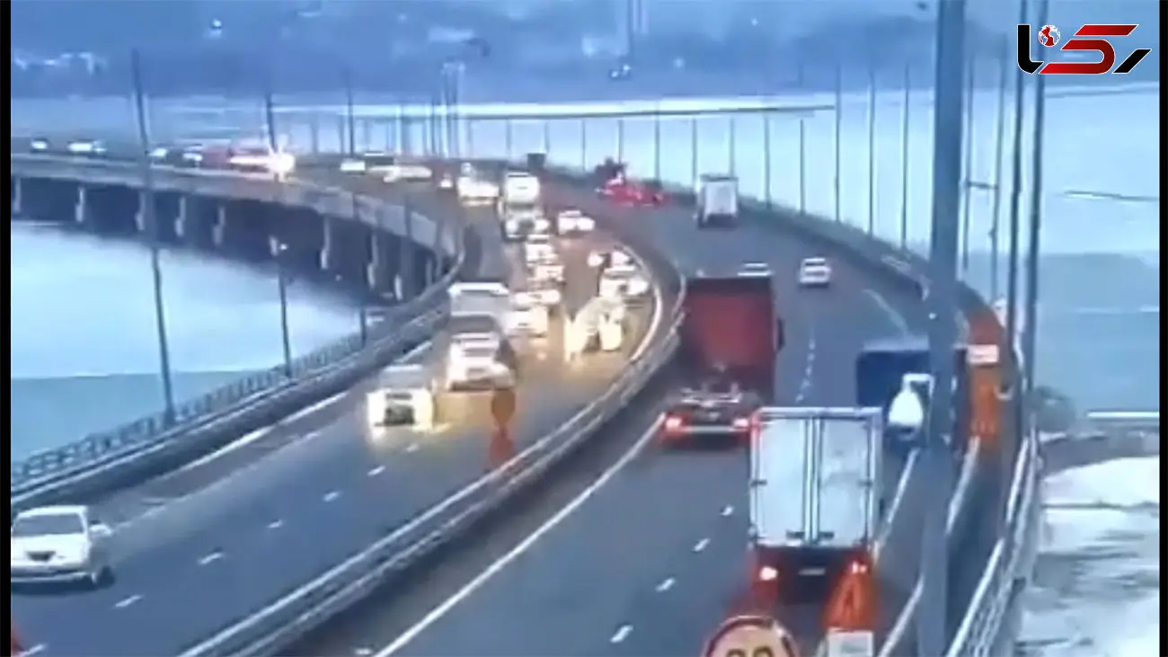 ببینید / واژگون شدن کامیون به دلیل بارش برف