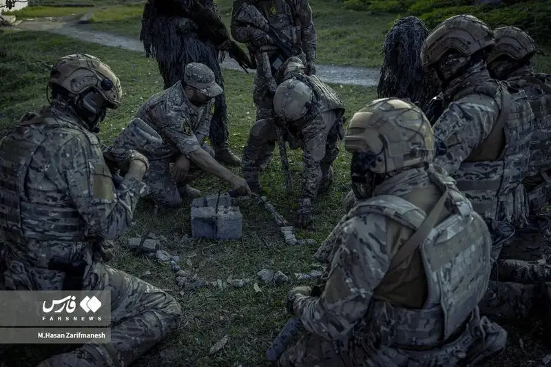 تمرین و آموزش های تخصصی رزم در جنگل توسط بسیجیان یگان ویژه فاتحین تهران بزرگ در جنگل‌های شمال کشور