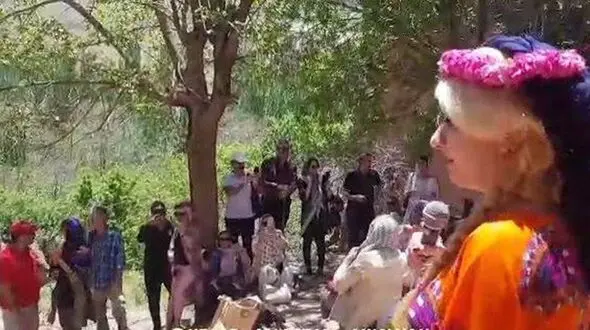 بازداشت زن بد حجاب بخاطر جنجال ویدئوی آوازخوانی اش در ابیانه کاشان ! + جزییات و عکس