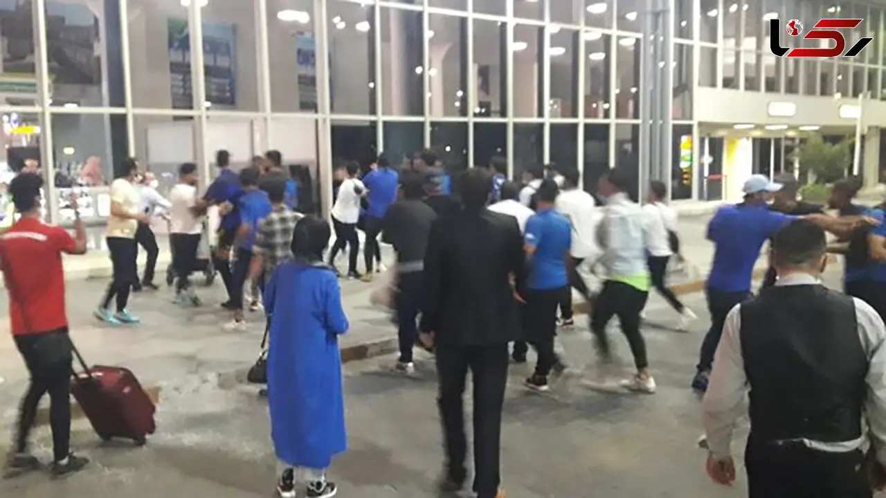 فیلم لحظه کتک کاری بازیکنان استقلال با هواداران در فرودگاه مهرآباد + عکس و جزئیات