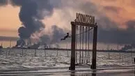فیلم / آی دنیا،  این عکس باید تصویر یک جهان شود ؛ کودکی که روی تاب می‌خندد و پشت سرش جنگ شعله می‌کشد 