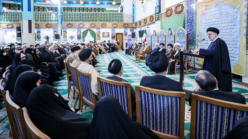  آیت‌الله سید ابراهیم رئیسی در پنجمین نشست رمضانی خود بعد از ظهر یکشنبه با جمعی از «علما و روحانیون حوزه‌های علمیه ، ائمه جماعات و نخبگان جامعه روحانیت» به گفتگو نشست.