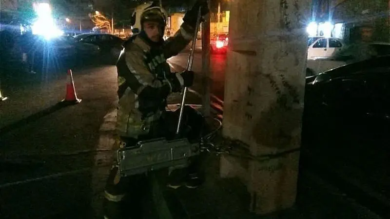 مهار خودروی سواری معلق از لبه دره 