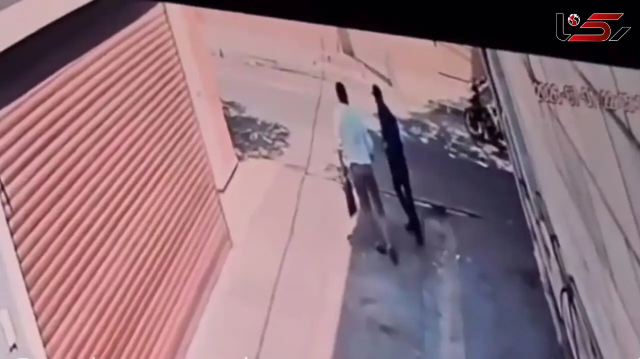 فیلم لحظه زورگیری با چاقو در خیابان آزادی تهران / این سارقان را می شناسید ؟!