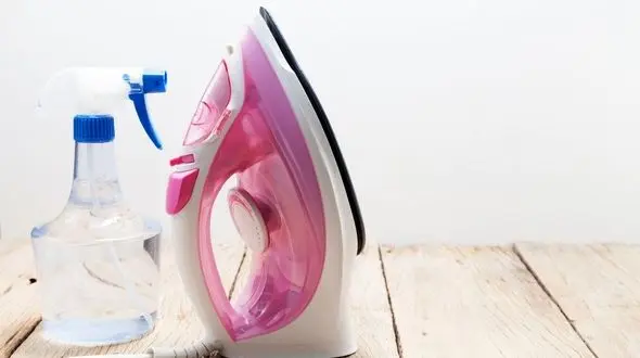 تمیز کردن اتو با سرکه، یک راه حل ساده!