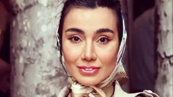 فیلم/ نگاهی به چیدمان ویژه عید خانه  خاطره حاتمی خانم بازیگر مجرد / خانه ای گرم و بزرگ با سلیقه دخترانه و گوگولی