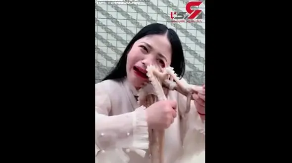 چسبیدن حیوان چندش آور به صورت دختر جوان چینی + فیلم