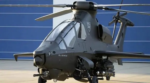 ببینید / مهارت جالب خلبان بالگرد در هنگام فرود / سرسره‌بازی روی چمن!