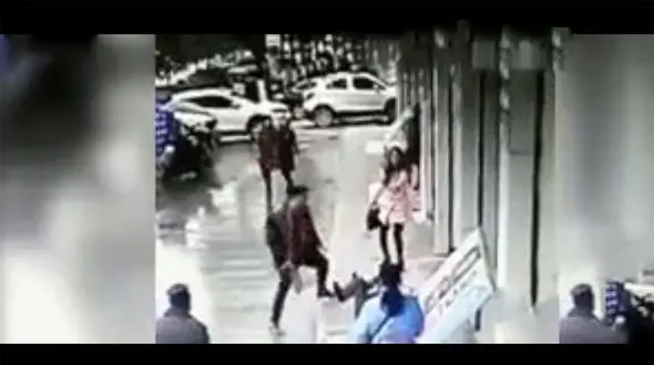 فیلم زورگیری از دختر جوان ! / سارق بدجوری کتک خورد