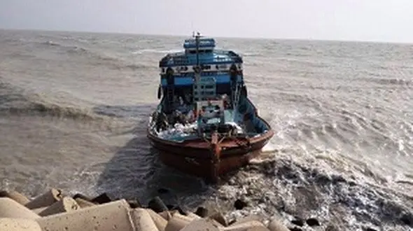 نجات سرنشینان لنج غرق شده در گناوه 