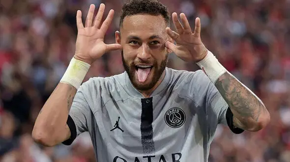 عمارت ستاره فوتبال با پیست کارتینگ و دریاچه مصنوعی! + عکس