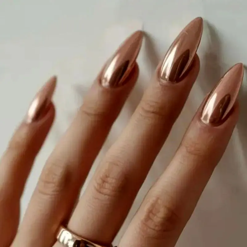 دیزاین ناخن مینیمال قهوه  ای کروم