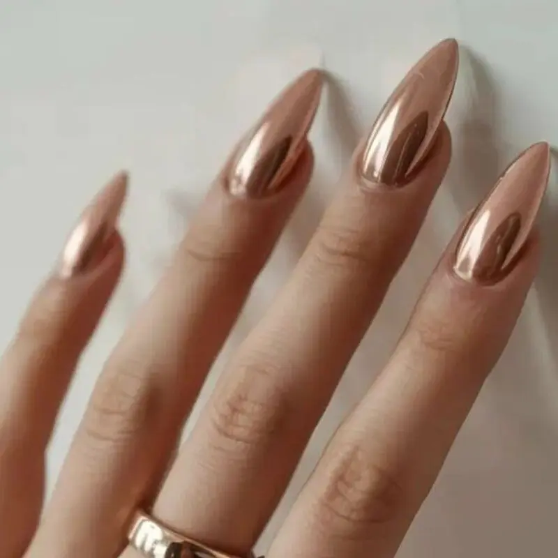 دیزاین ناخن مینیمال قهوه  ای کروم