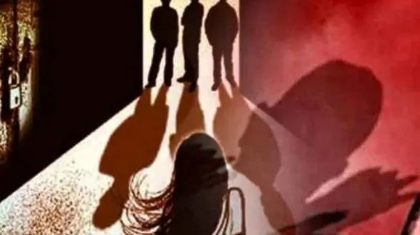 حمله 3 شیطان به دختر جوان مقابل چشمان دوست پسرش 