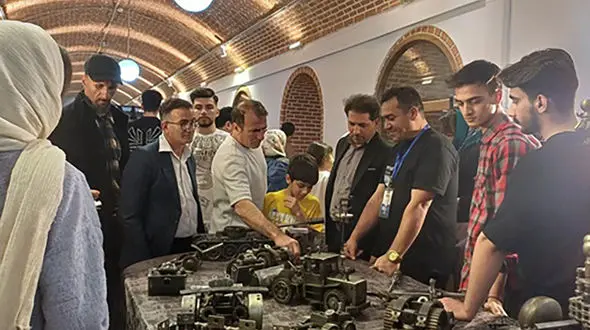 خلق مجسمه های زیبا از ضایعات خودرو توسط هنرمند تبریزی + عکس و فیلم