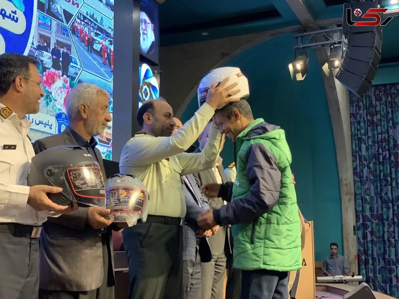 گزارش تصویری از همایش تجلیل از نمونه ها ترافیکی و بانوان فرهنگ یار ترافیک توسط پلیس راهور اصفهان 
