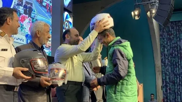 گزارش تصویری از همایش تجلیل از نمونه ها ترافیکی و بانوان فرهنگ یار ترافیک توسط پلیس راهور اصفهان 
