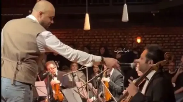 آواز باشکوه نوازنده /  وسط کنسرت خواننده میکروفن داد به نوازنده تا بخونه لیلای من کو