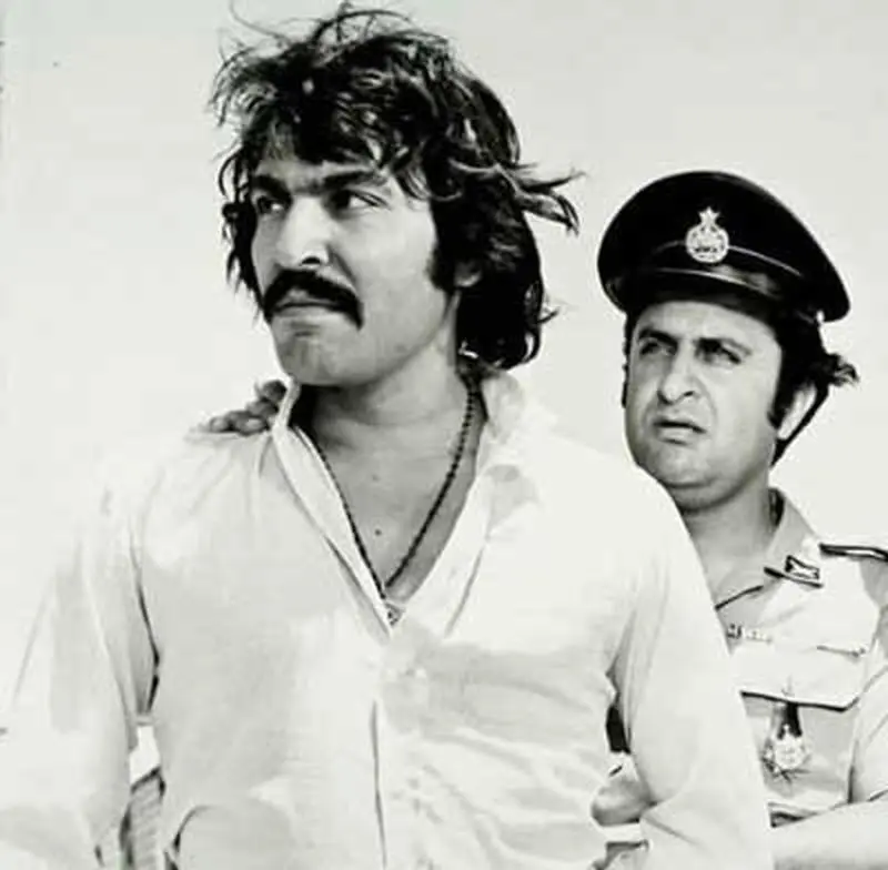 ناصر ملک مطیعی و ایرج قادری در پشت صحنه فیلم «نقره داغ»، سال ۱۳۵۰/ عکس