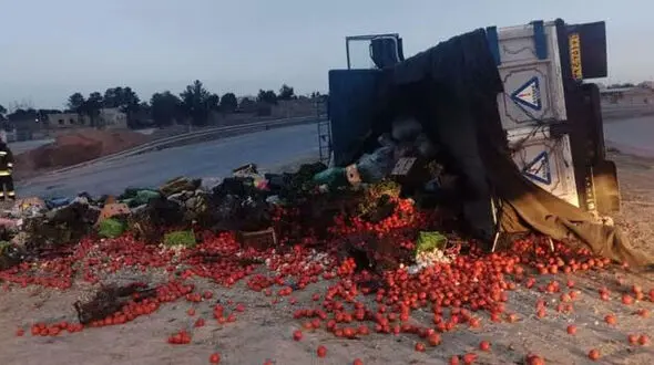 واژگونی هولناک کامیون میوه ها در اصفهان / اتوبان شرق اصفهان پر از میوه شد